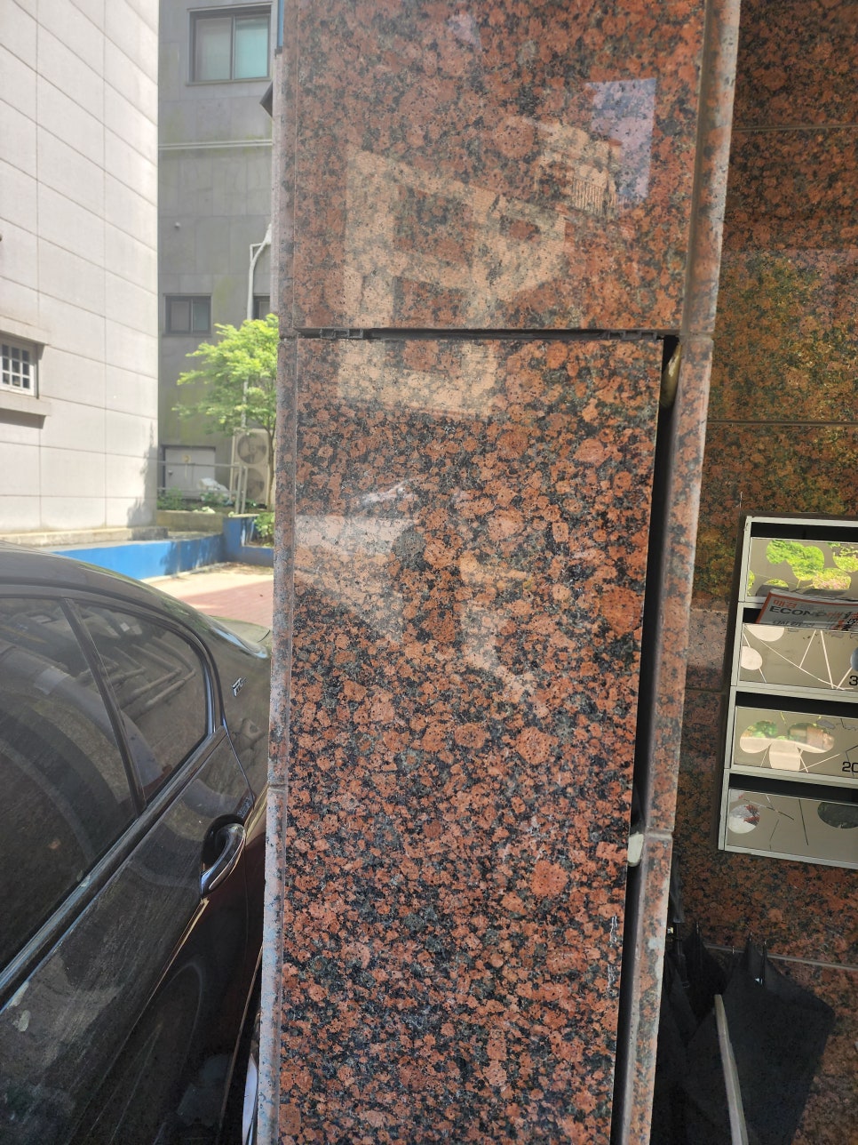 기둥 대리석과 옆 석재 사이에 큰 틈이 남아 있는 상태