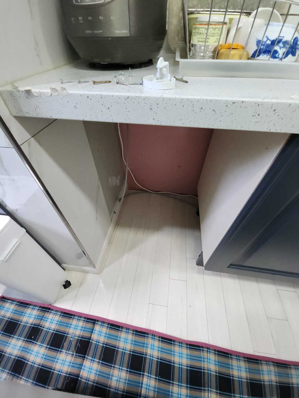 수납장 속장을 분리한 뒤 하단이 비어 있는 공간