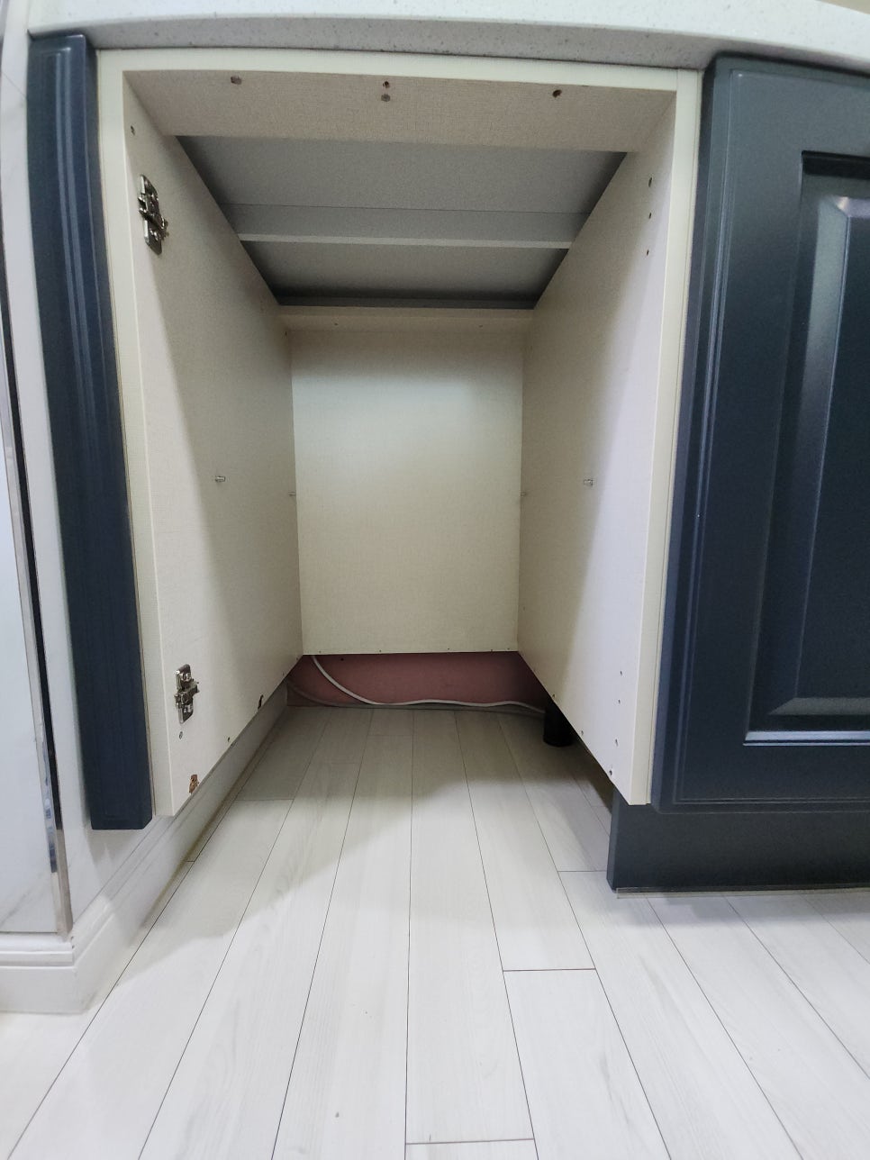 하단 밑판이 없는 상태로 다시 결합한 수납장 내부