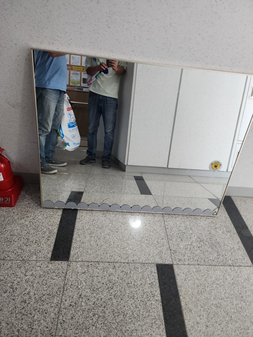 철거한 기존 욕실 거울을 세워 둔 모습