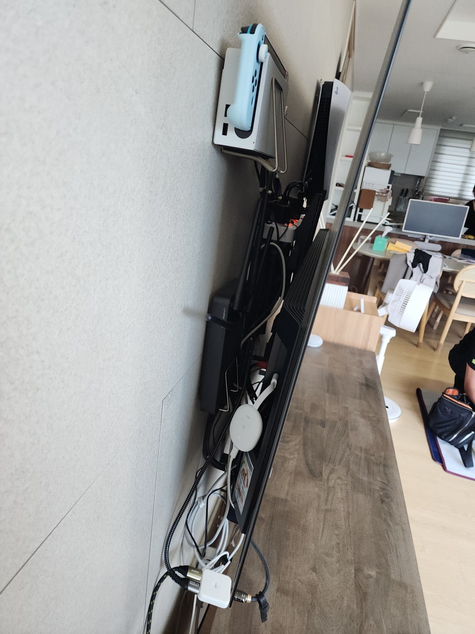 아트월에 설치된 벽걸이TV의 뒷면 연결 상태