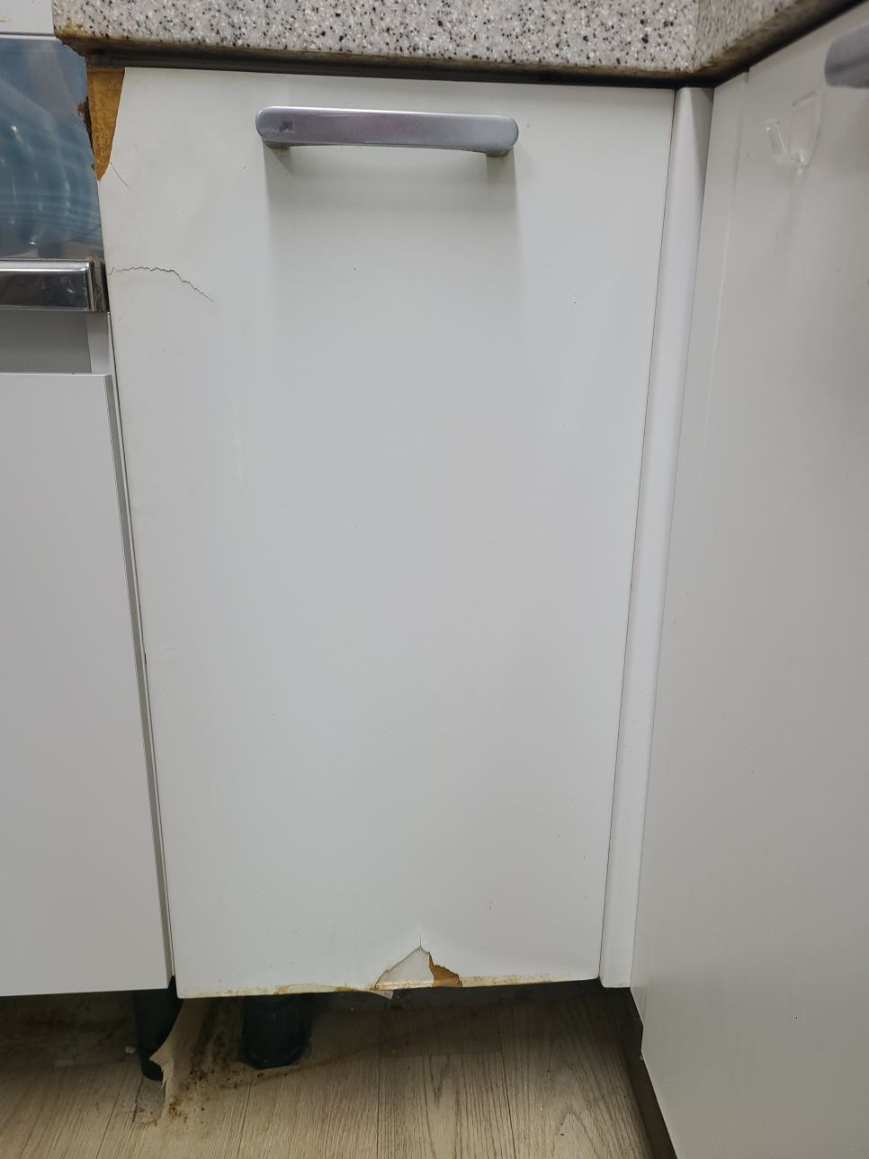 표면과 하단이 벗겨진 기존 싱크대 하부장 문짝