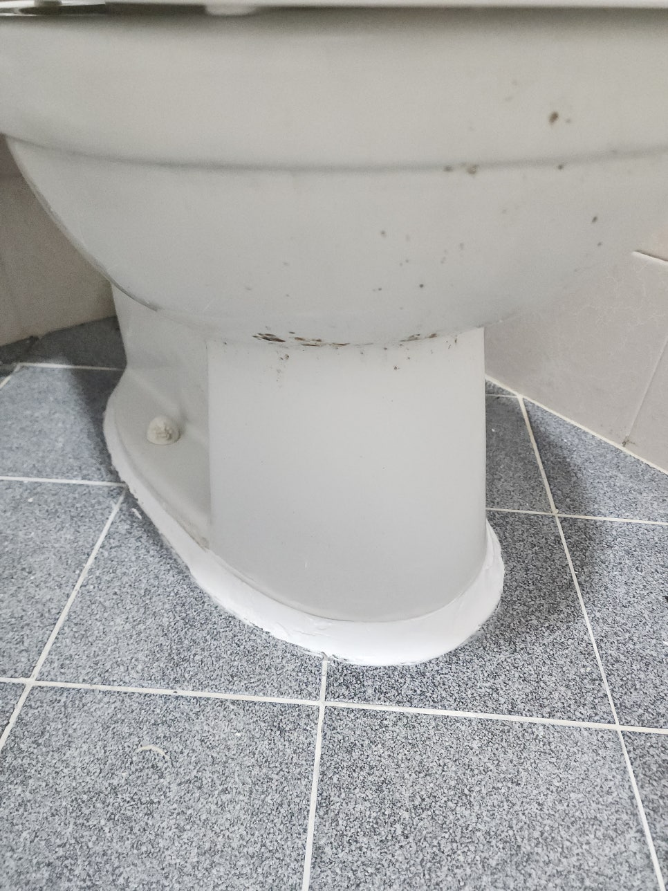 실리콘으로 변기 하부 둘레를 마감한 모습