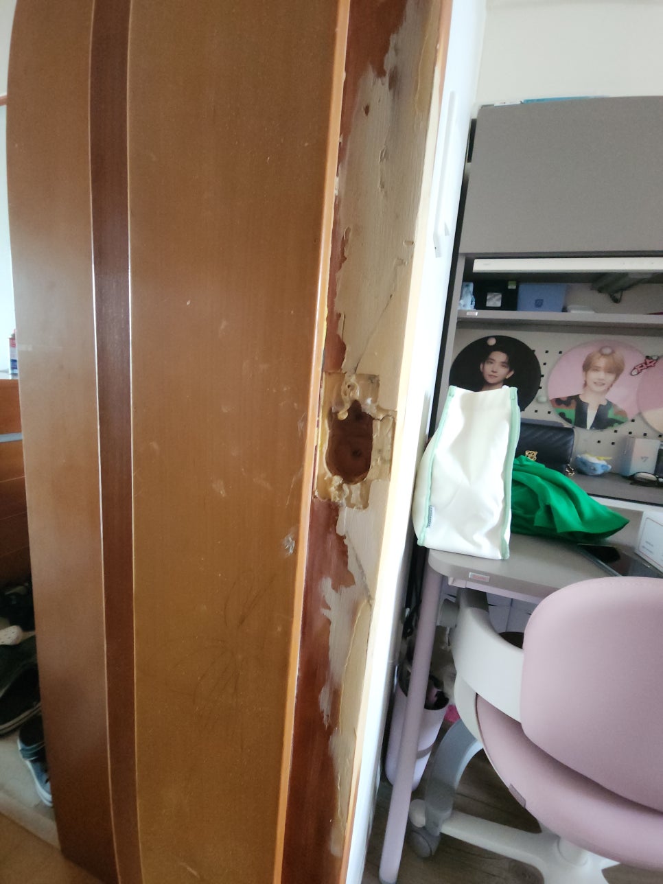 캐치박스 주변 보수제를 정리한 문틀 표면