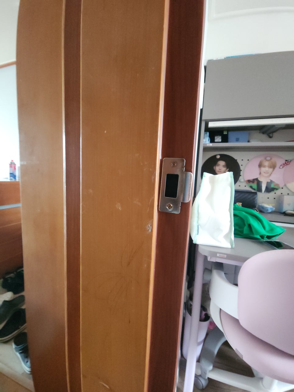 마감된 문틀에 설치된 캐치박스