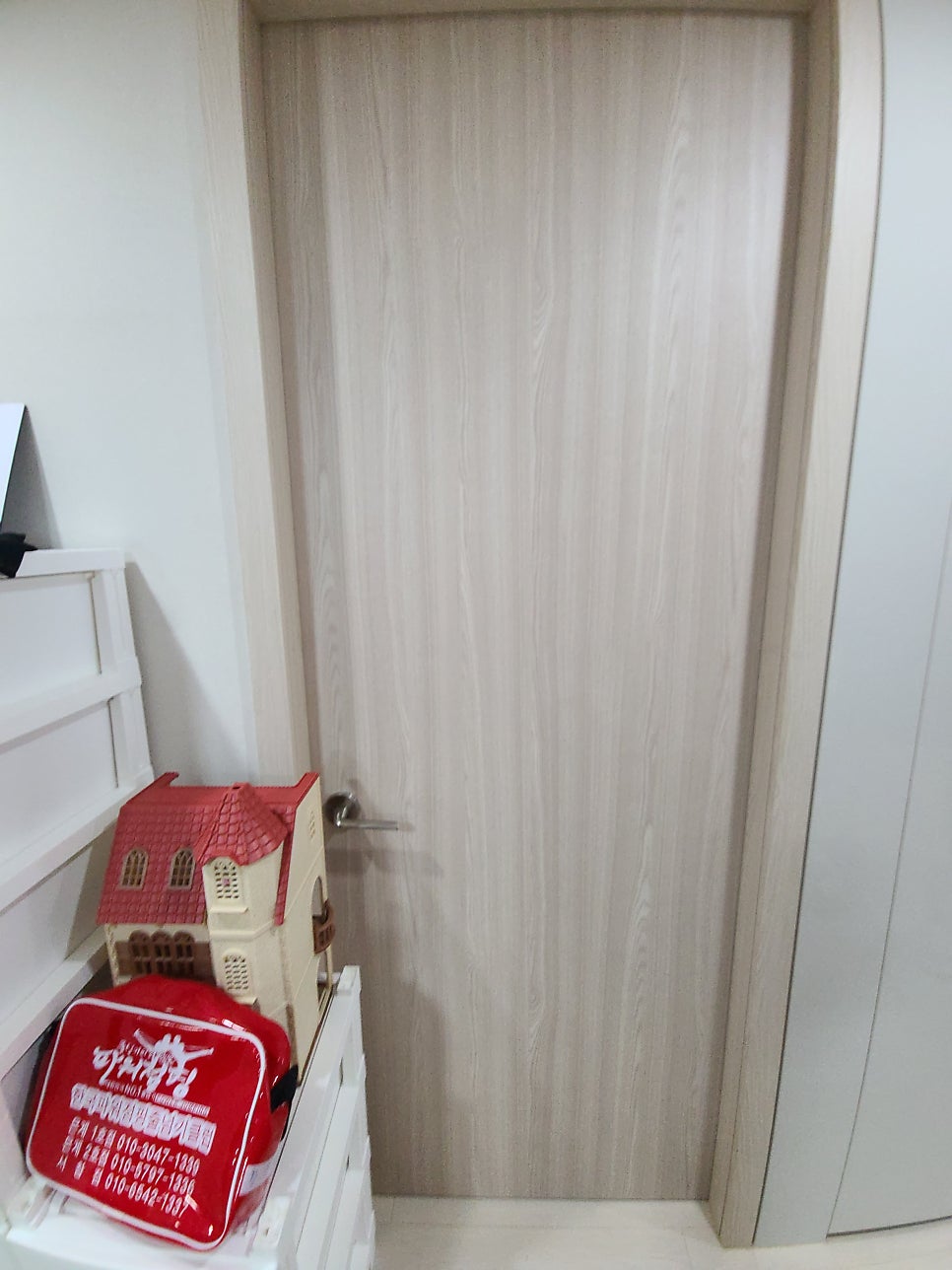 문짝 파손 부위에 흰색 메꿈제를 채워 보강한 상태