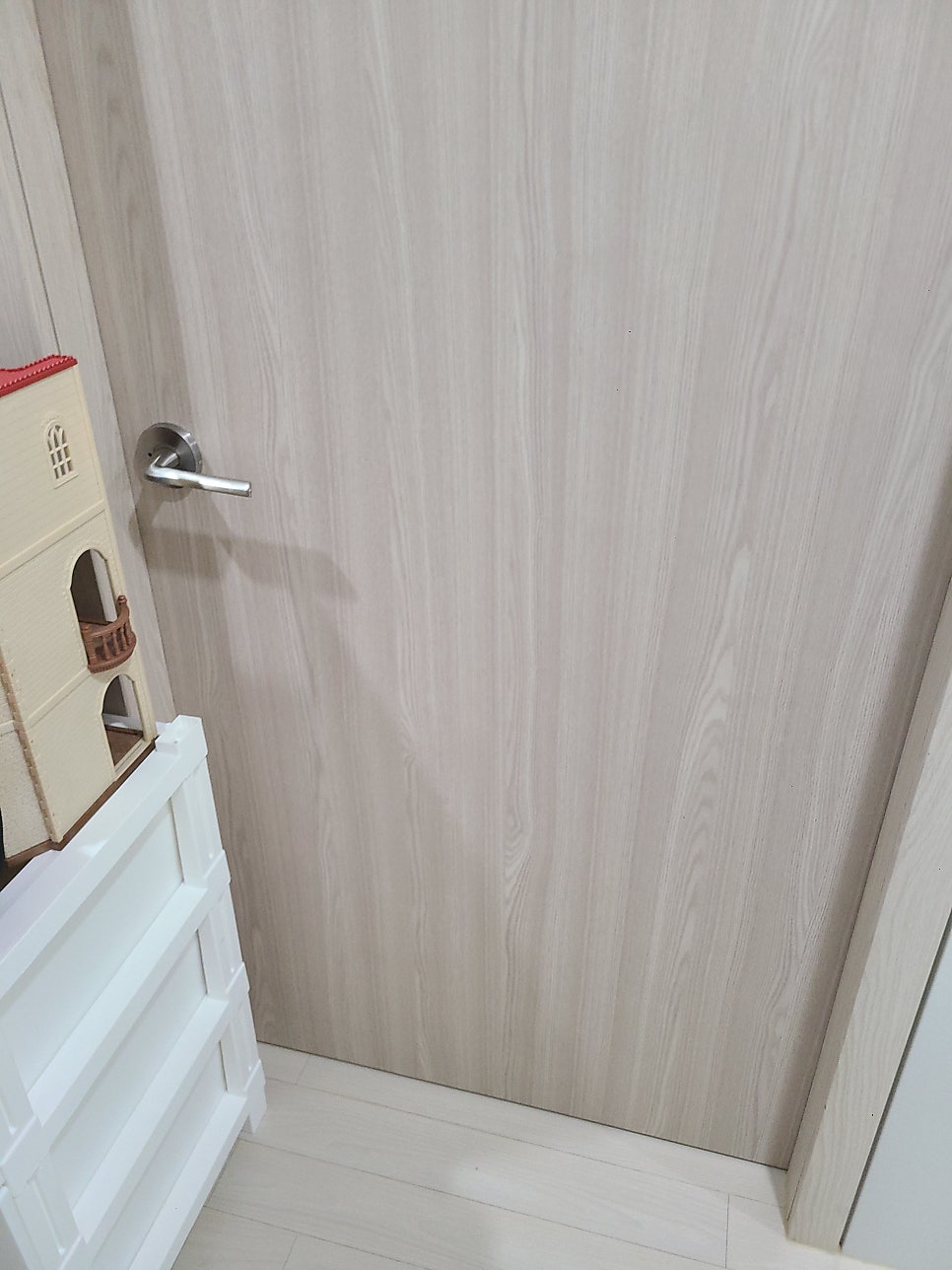 복원 마감한 문짝 면을 손으로 가리켜 확인하는 모습