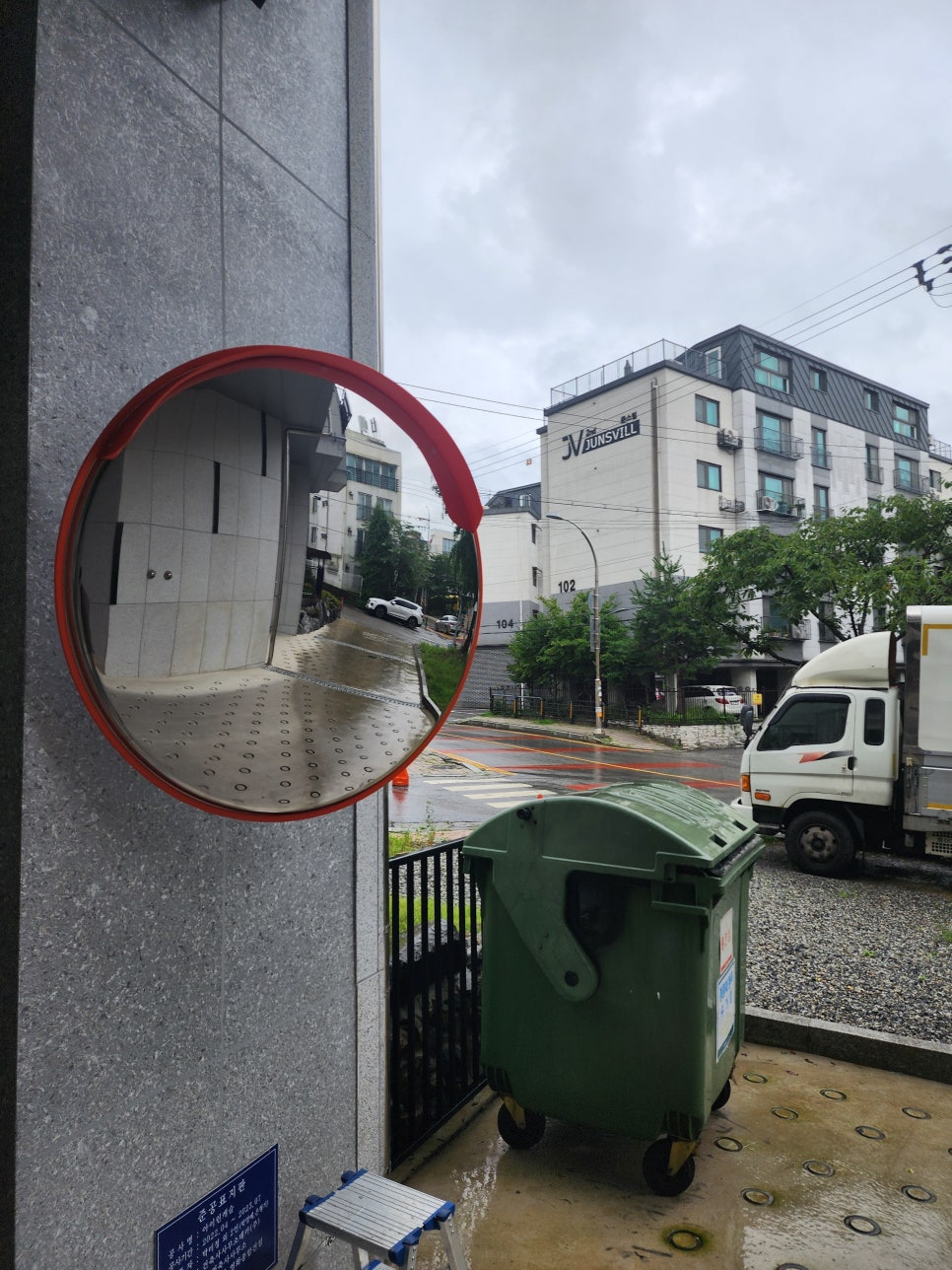 벽면에 부착한 반사경에 비친 주차장 통로