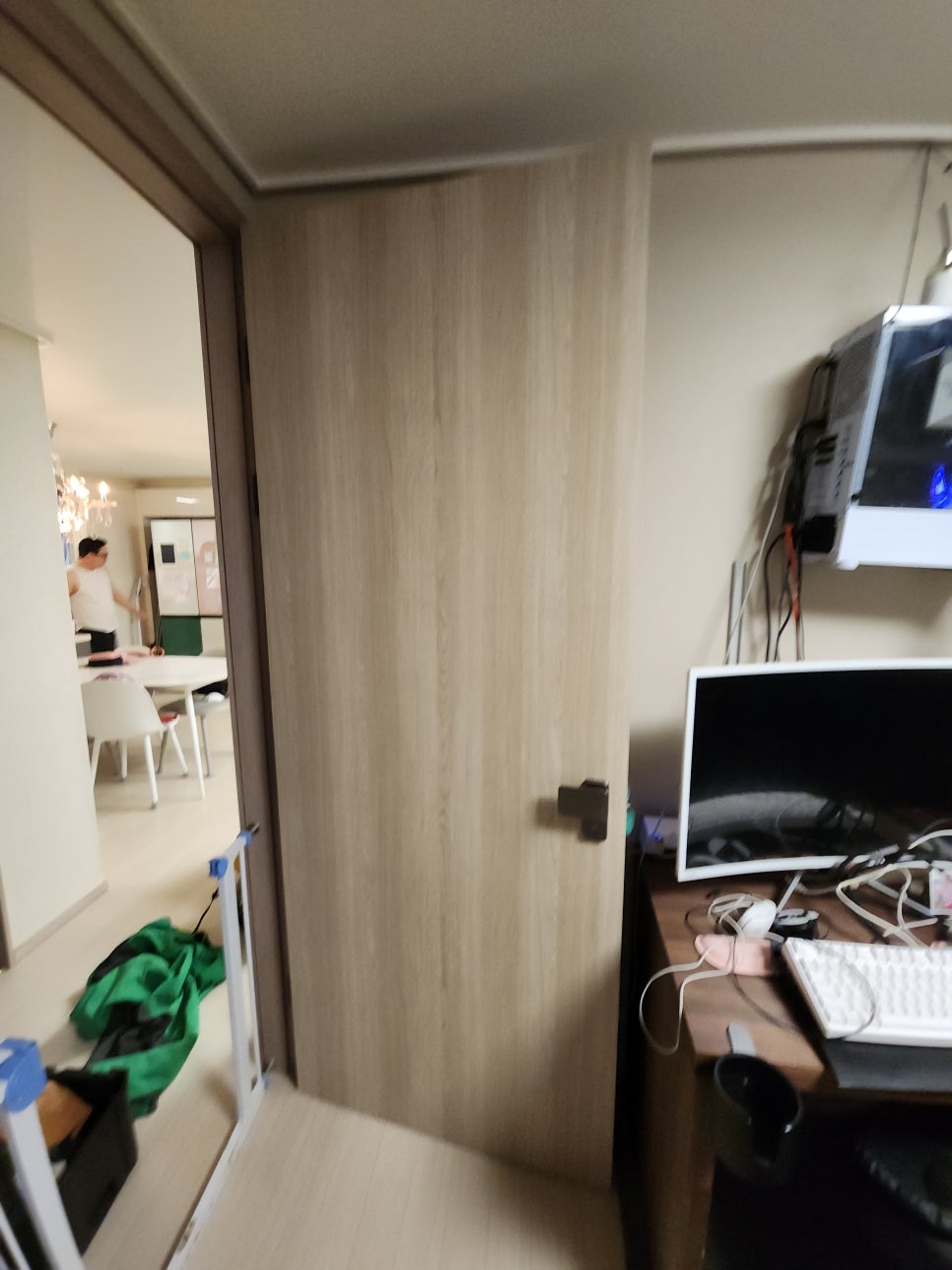 필름 부착 작업 뒤 문짝 전체 면을 확인하는 모습