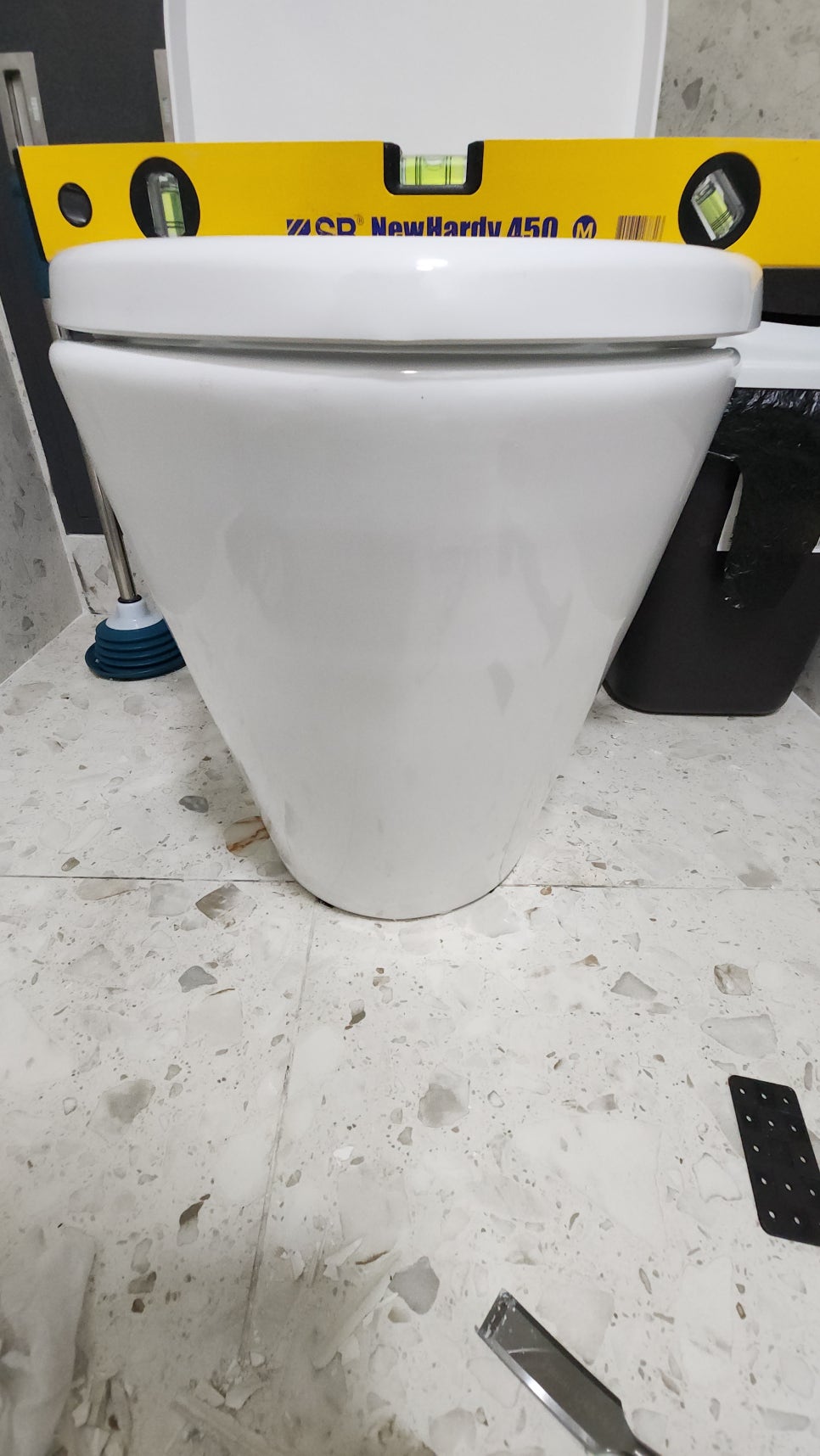 기존 테두리 재료가 제거된 변기 하단과 바닥