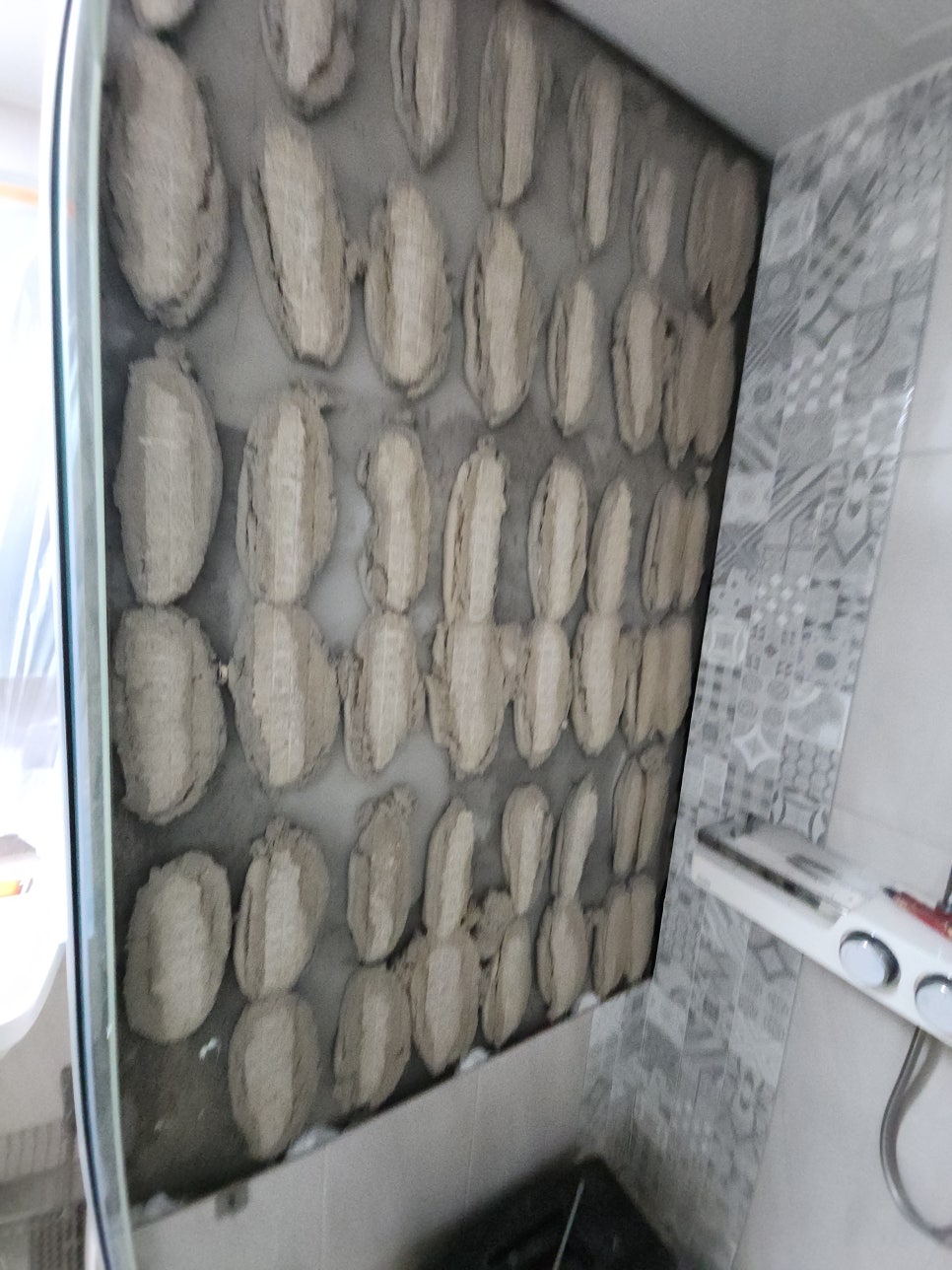 비닐로 보양한 세면대와 변기 주변