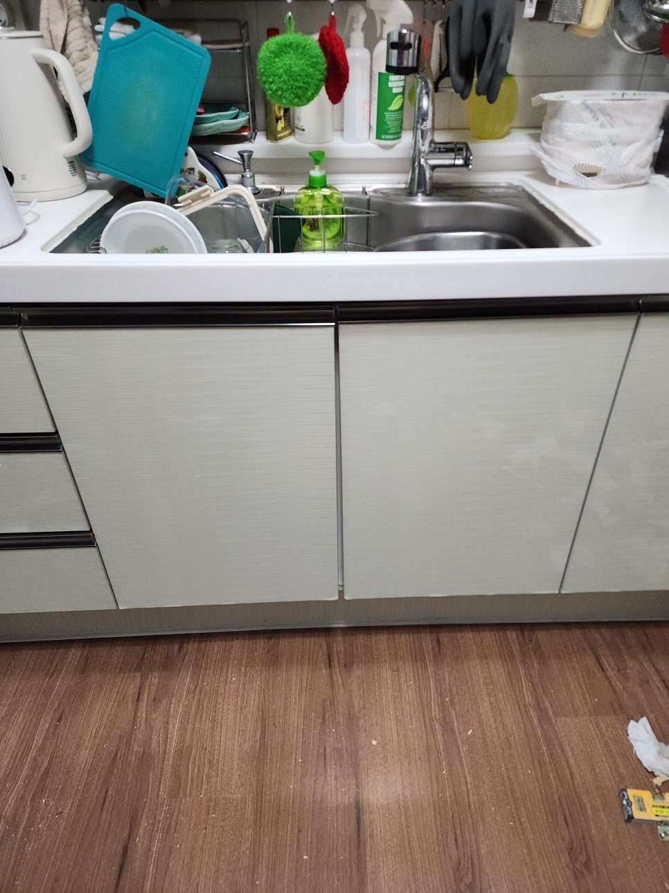 새 밑판과 중앙 분리목을 설치한 싱크대 하부장 내부