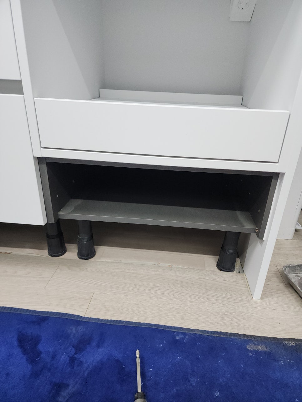 하단 서랍과 레일을 분리한 아일랜드 수납장