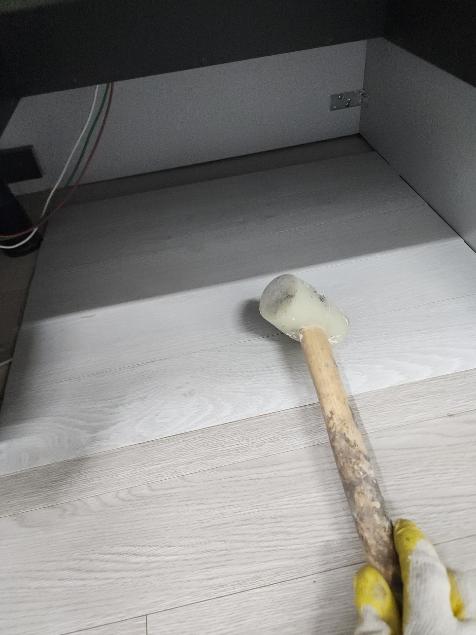 하단 수납 공간 바닥에 마루를 설치하는 작업