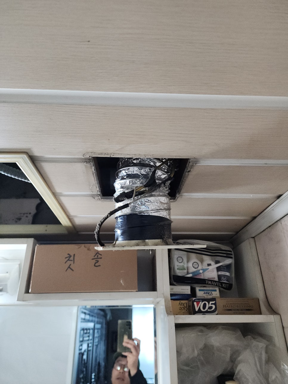 철거한 기존 환풍기 자리와 천장 안쪽 주름관