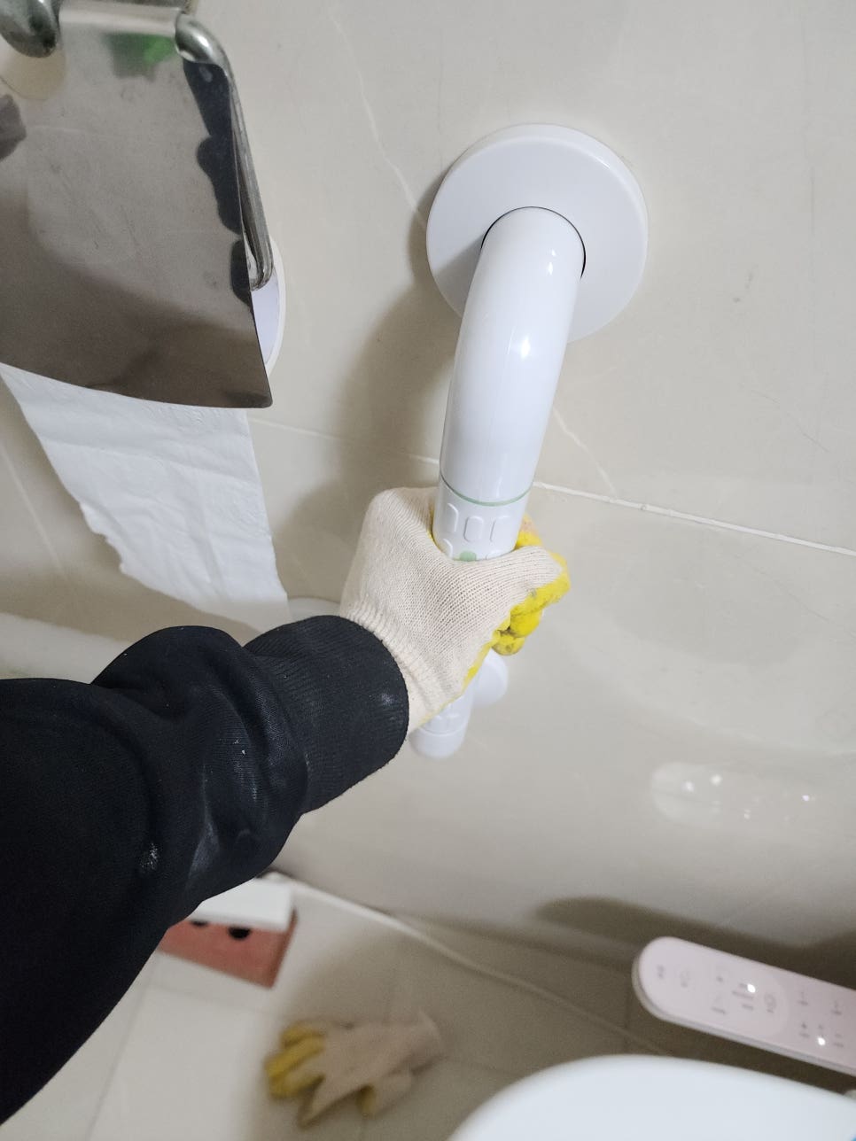 설치한 세로형 안전바를 손으로 잡아 고정 상태를 확인하는 모습