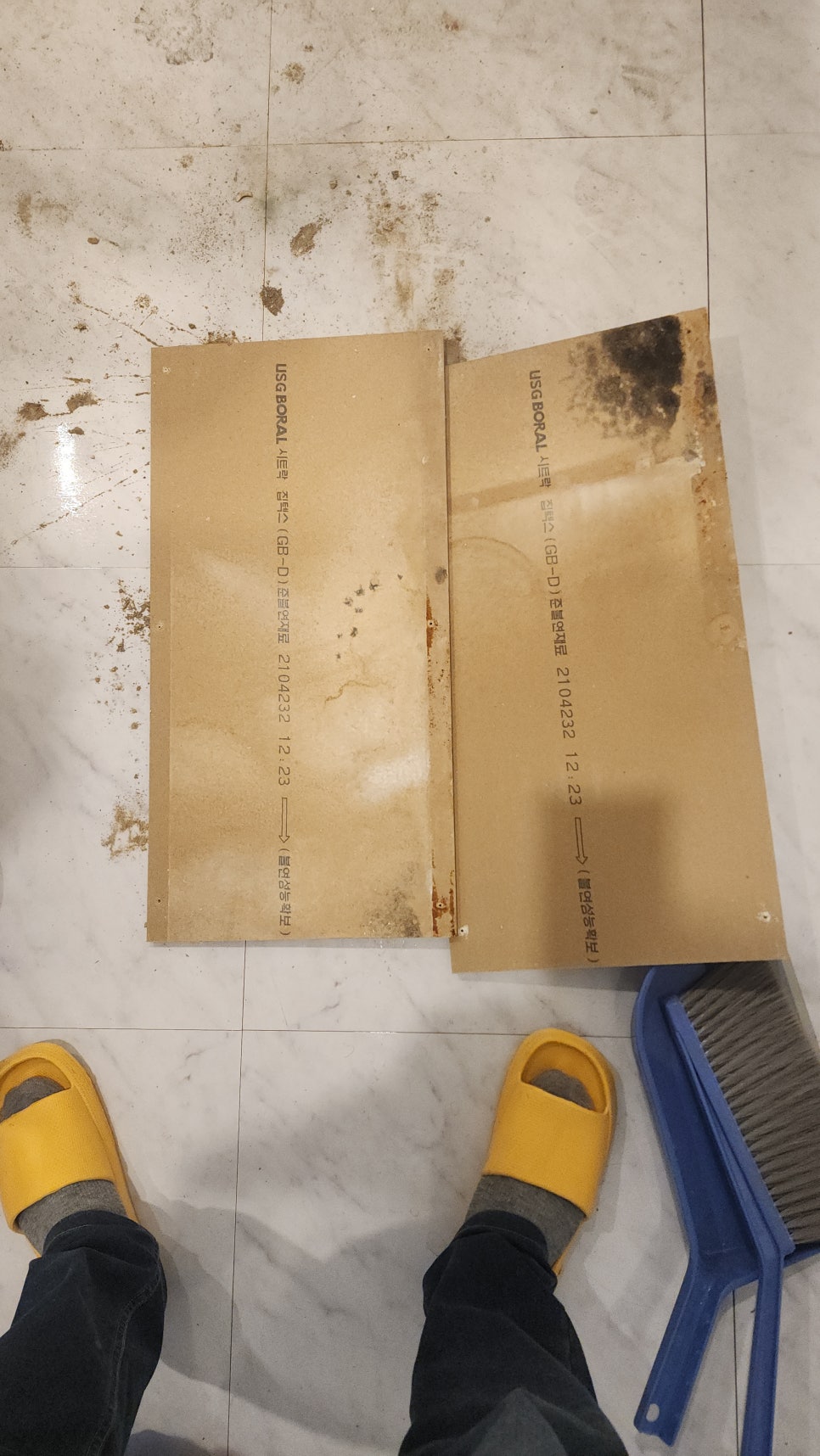 바닥에 내려놓은 철거 석고텍스의 오염과 곰팡이 흔적