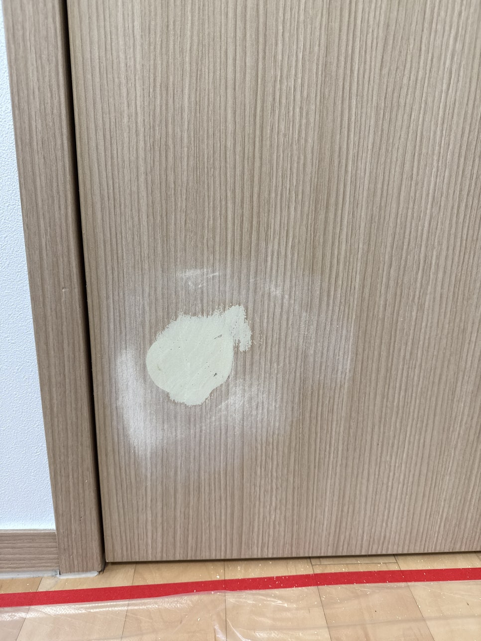 퍼티로 메운 방문 하단부를 평탄하게 정리한 모습
