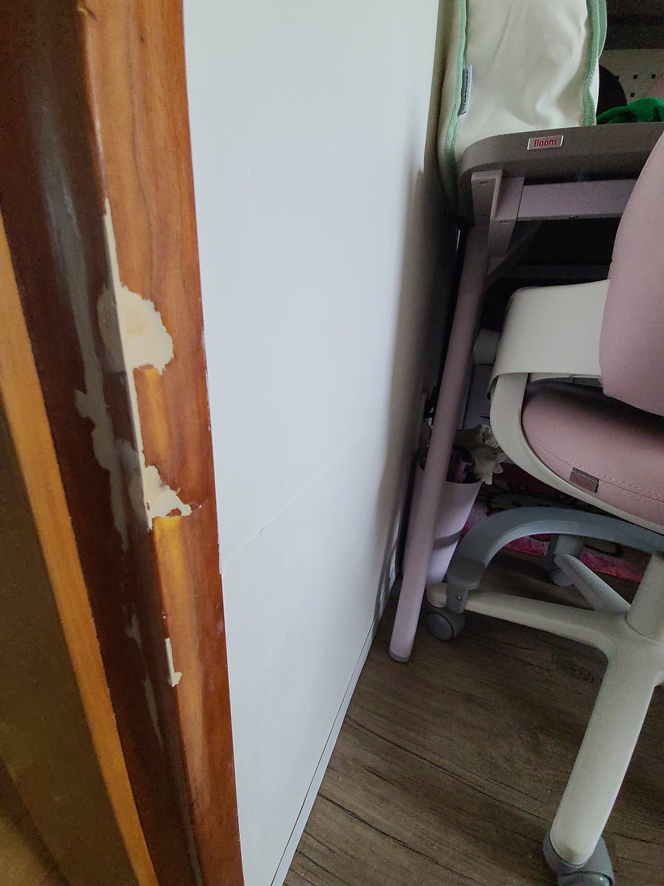 접합 부위 주변을 정리한 문틀 면