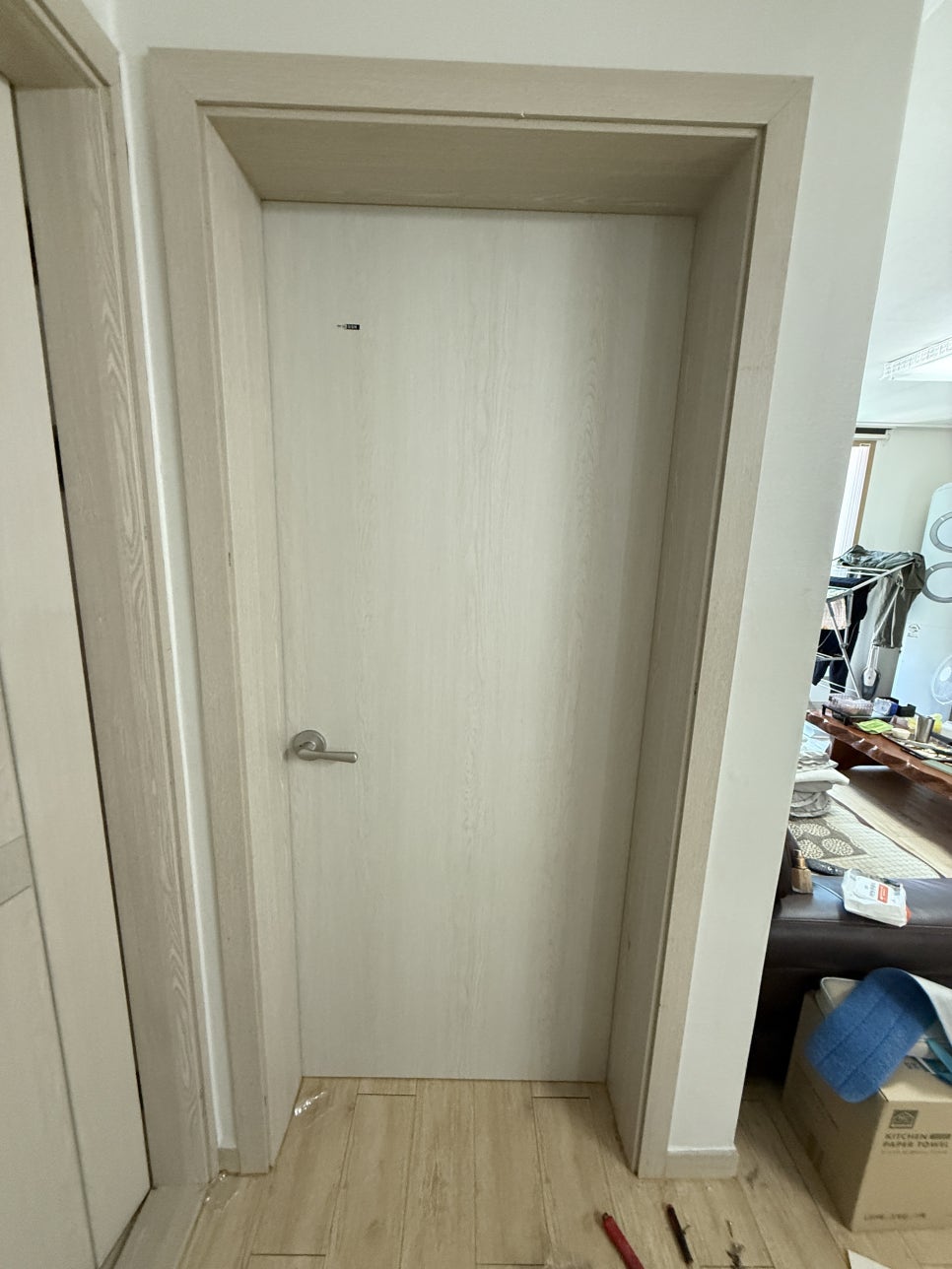 손잡이를 달아 닫힌 새 안방 문
