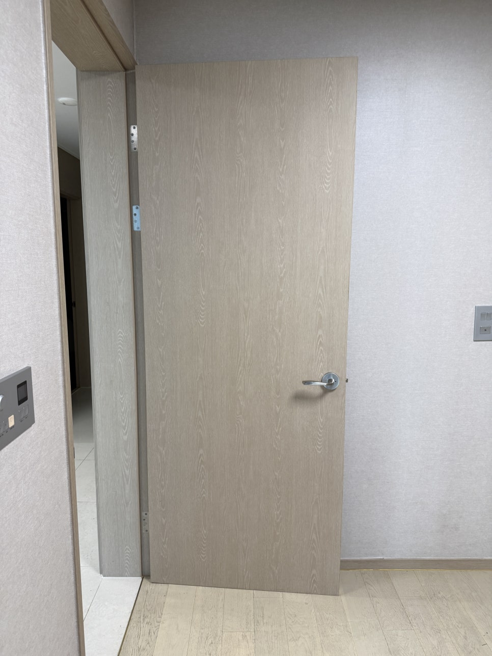 바닥과 간격이 거의 없는 방문 하단