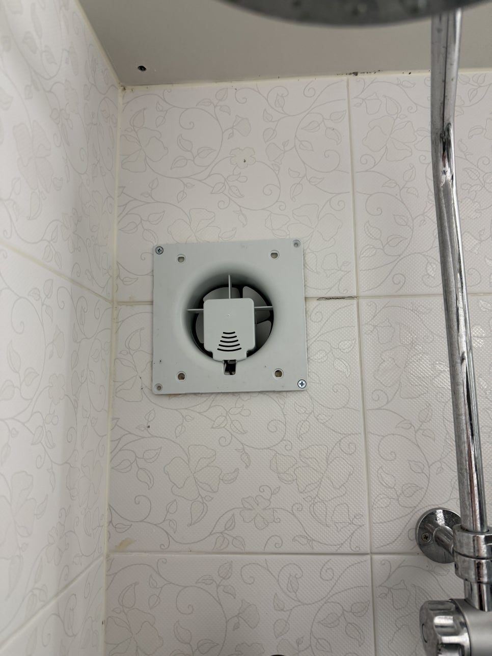타일벽에 고정한 새 욕실 환풍기
