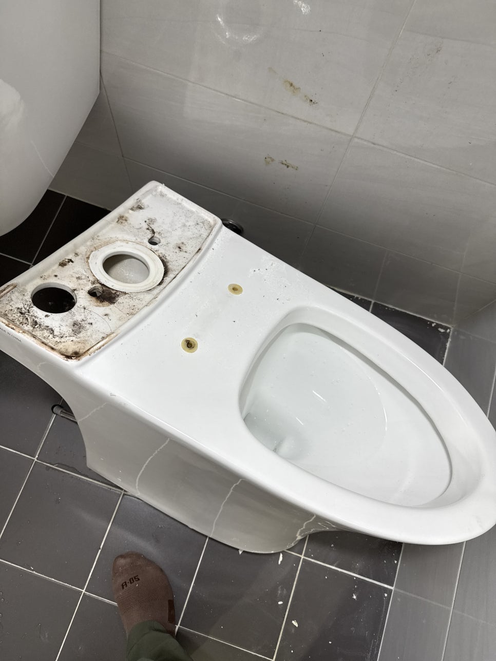물탱크를 분리한 뒤 바닥에 내려놓은 기존 변기