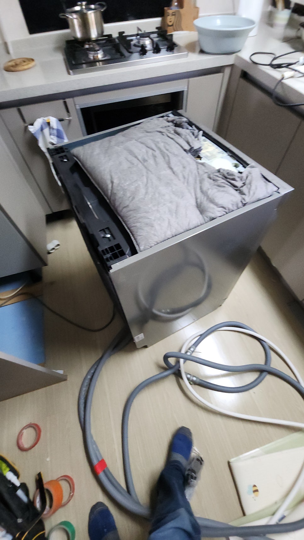 새로 설치한 하부장 내부에 수평계를 놓고 확인하는 모습