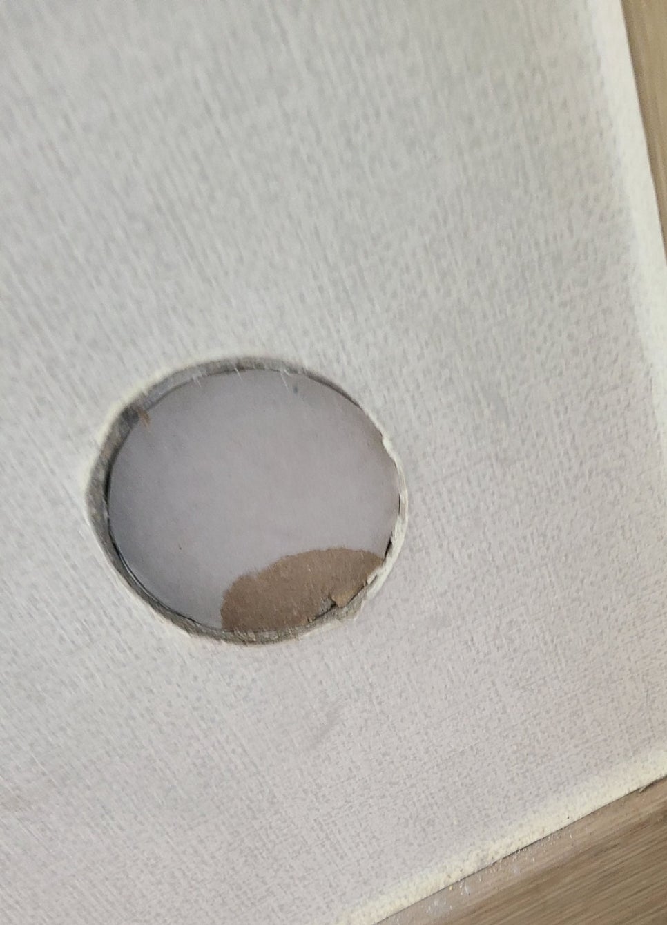 에어컨 배관 구멍 안에 원형 석고보드를 넣은 상태