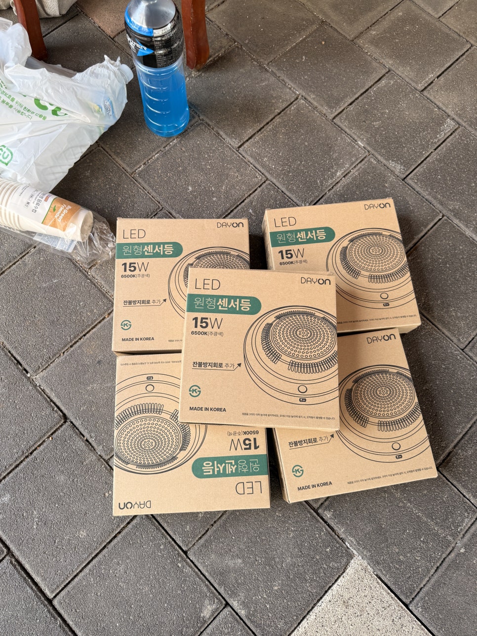 바닥에 놓인 15W 원형 LED 센서등 상자