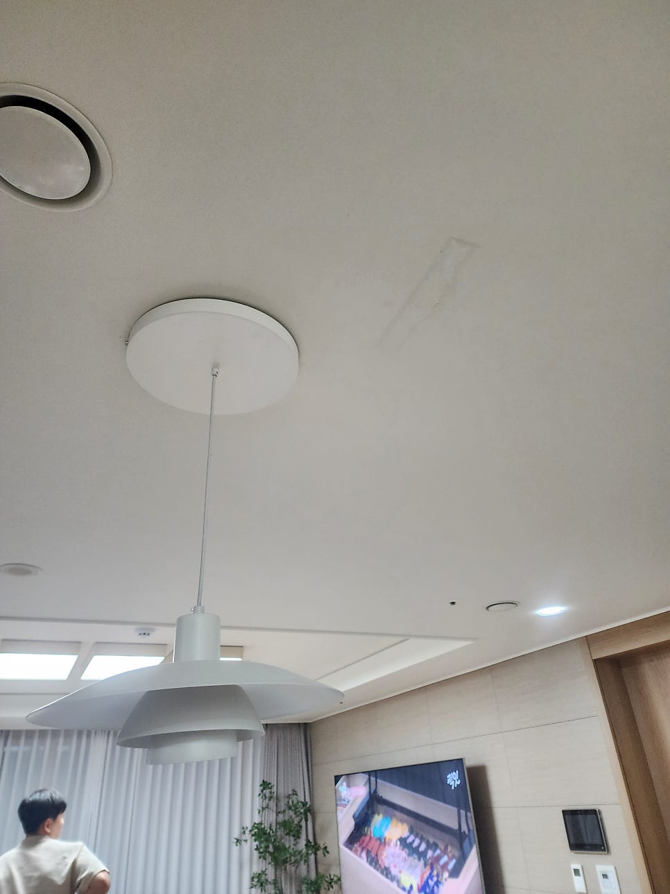 새 식탁등과 기존 자리에 붙인 천장 벽지 복원 부위
