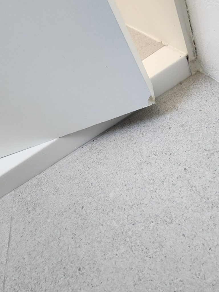 노원구 방문 하단 자르기 처진 문 보수