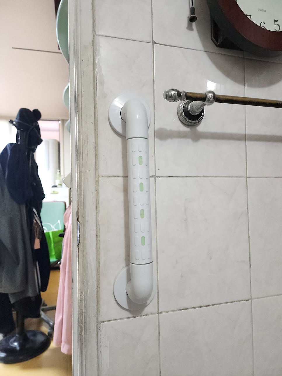 세면대 옆 타일 벽에 가로 안전손잡이를 설치한 욕실 모습