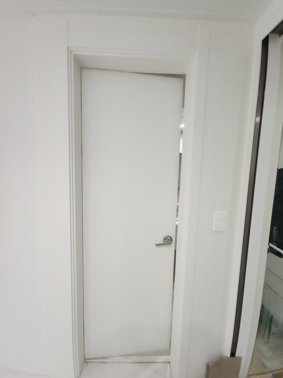 문틀 안에서 닫힌 흰 욕실문
