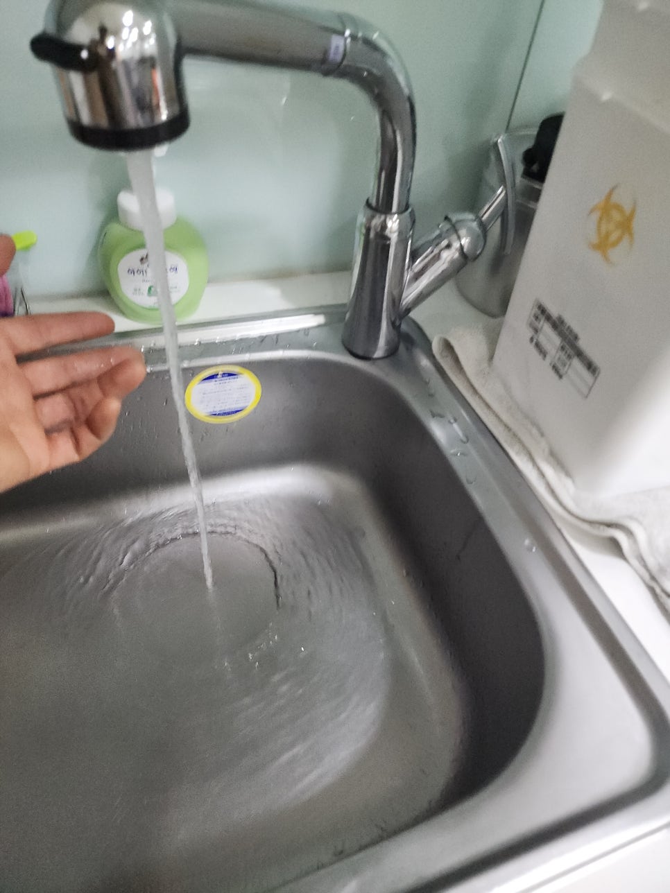 싱크대 수전에서 물이 나오는 테스트 모습