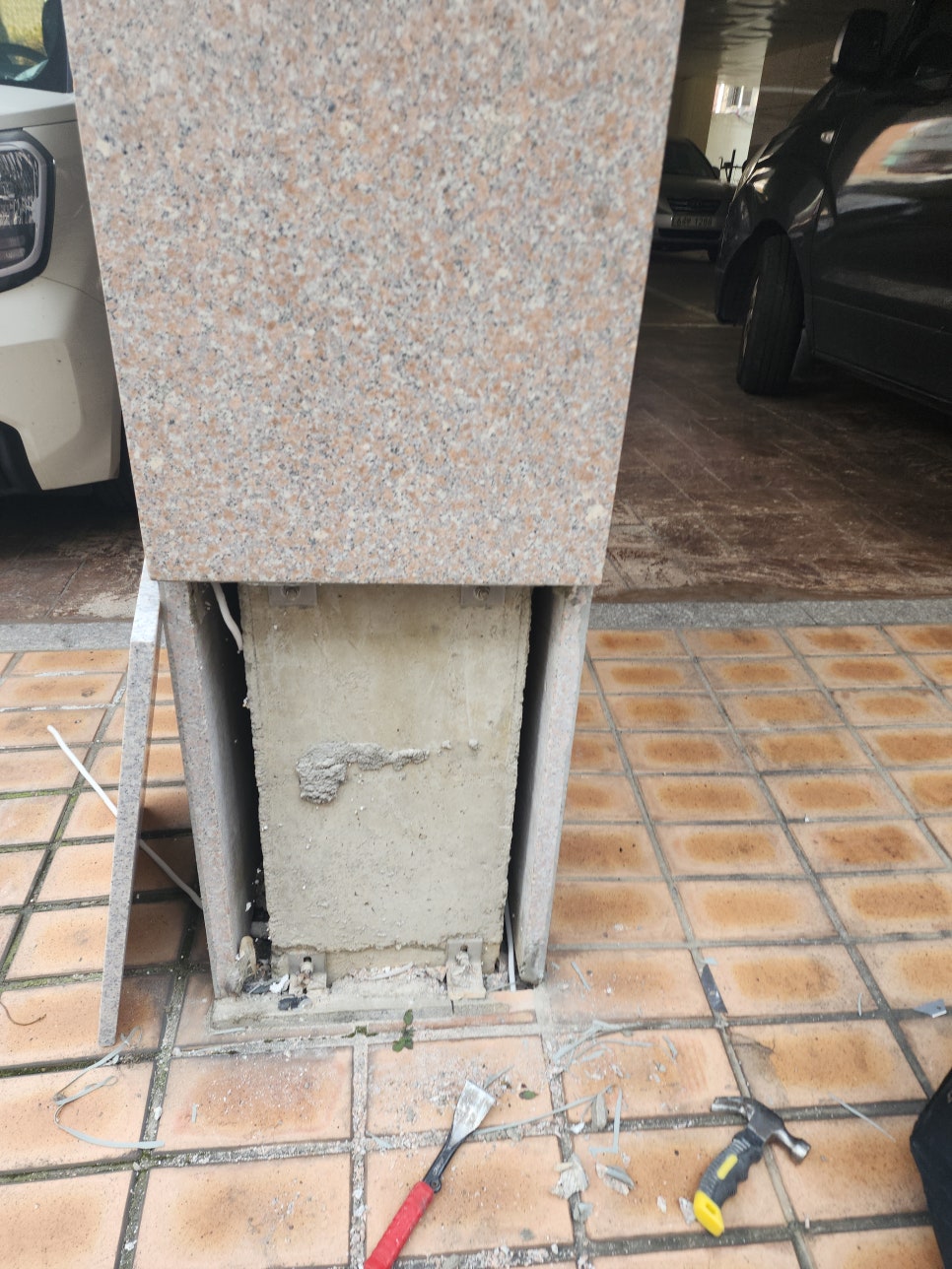 재단한 회색 대리석 판과 바닥에 놓인 전동공구