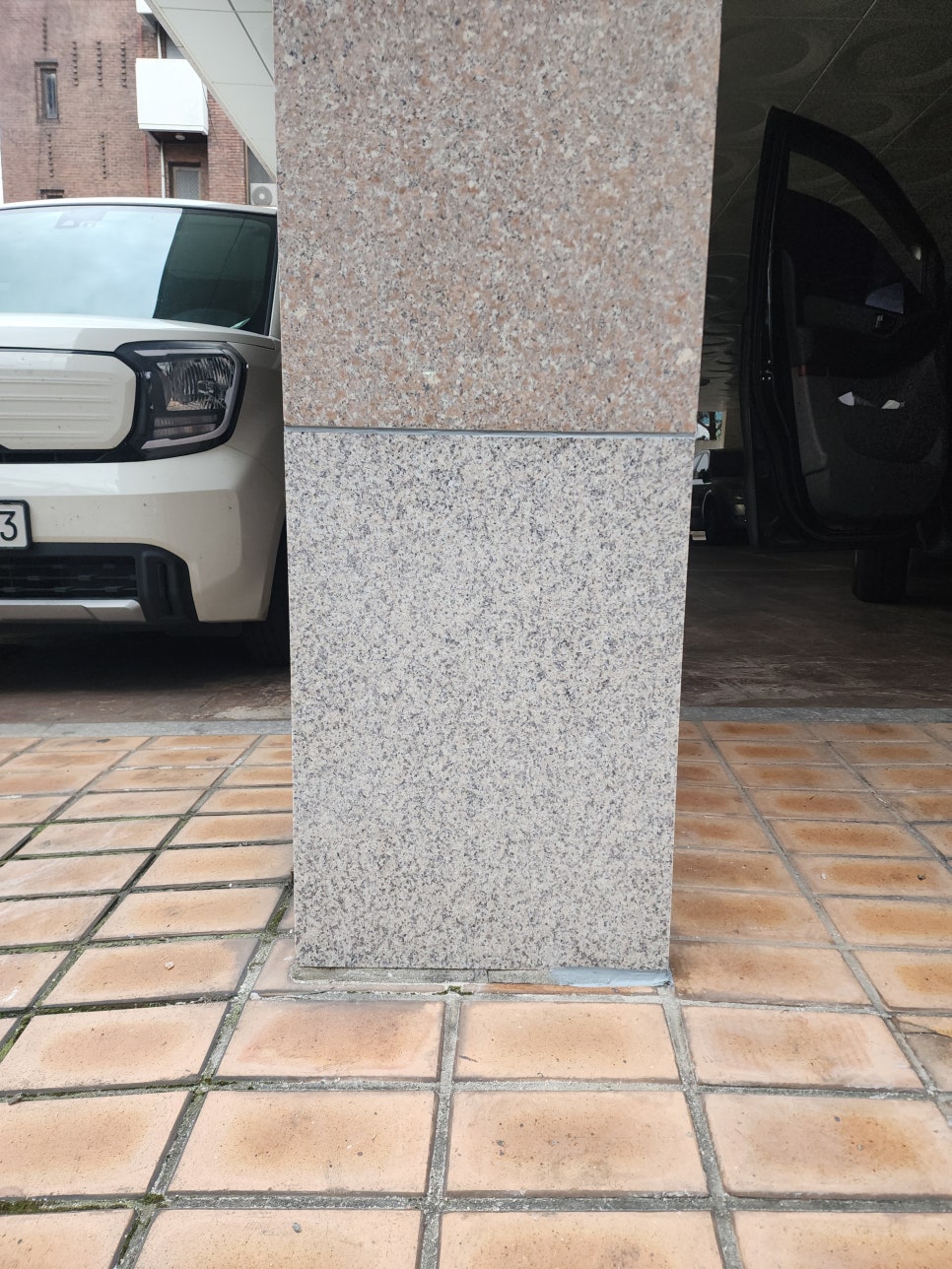 새 회색 대리석을 설치해 마감한 주차장 기둥 하부