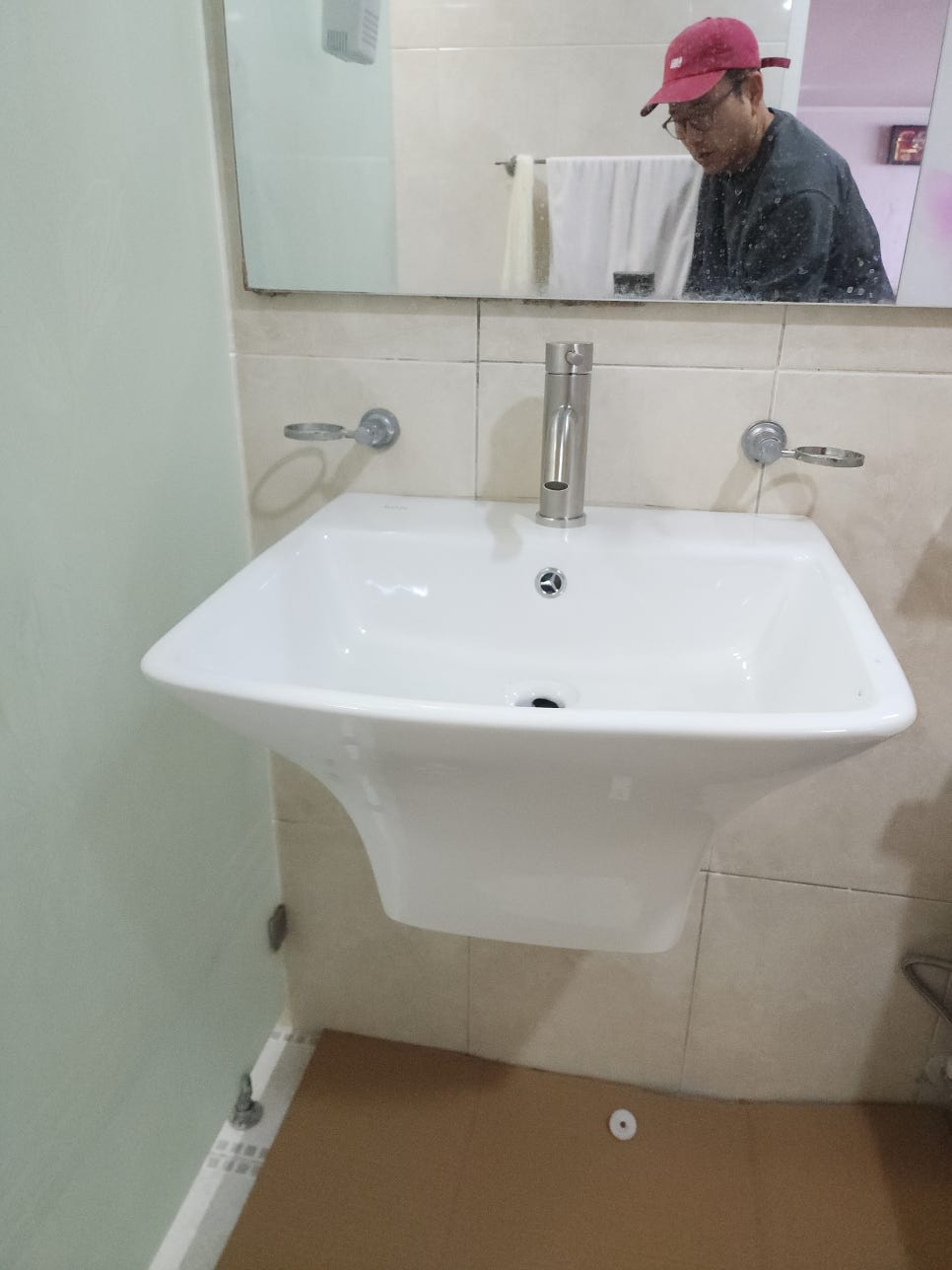 벽면 앞에 반다리 세면대를 설치한 모습