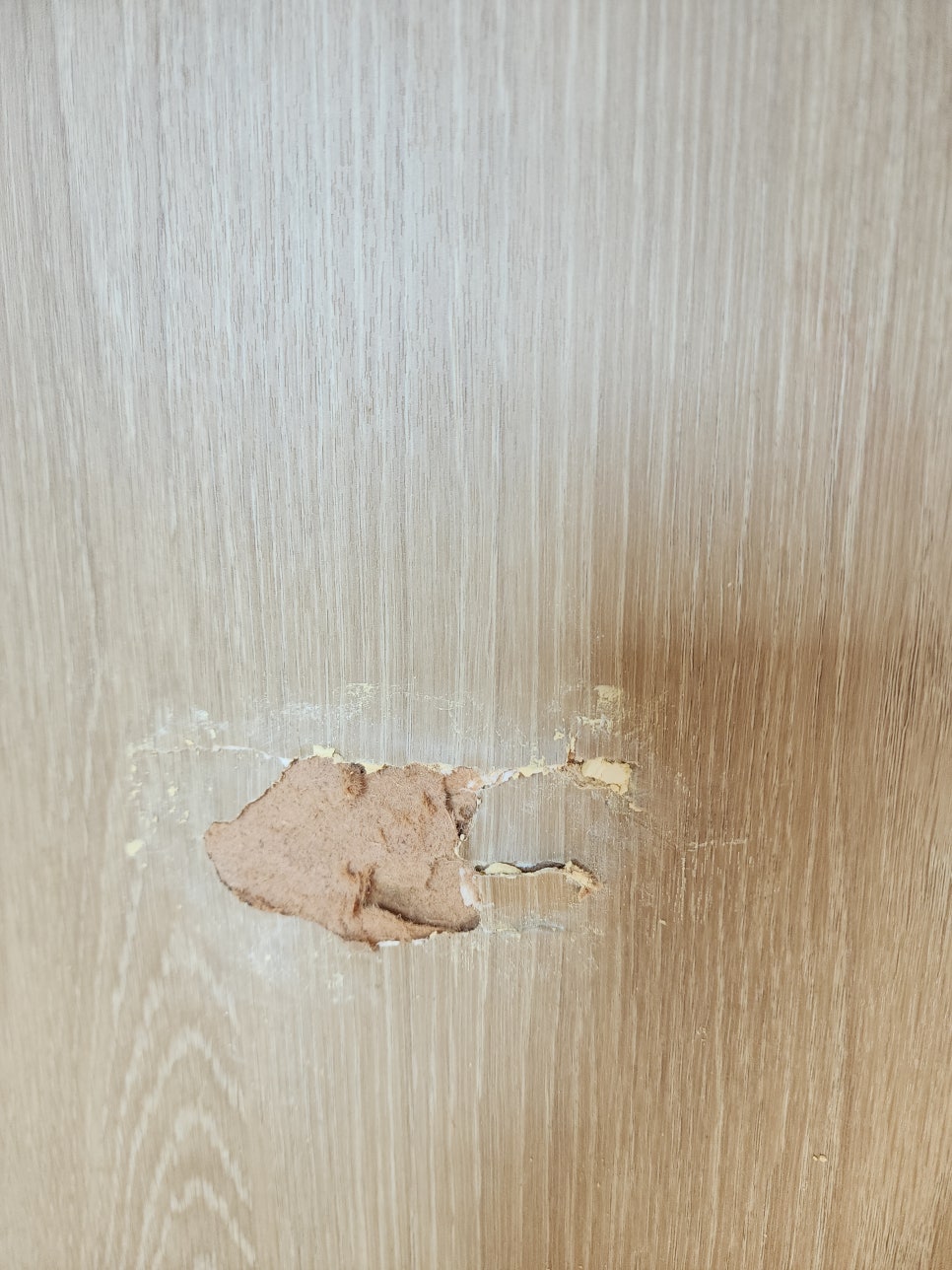 스티커를 제거한 뒤 기존 퍼티 자국이 드러난 방문 손상 부위