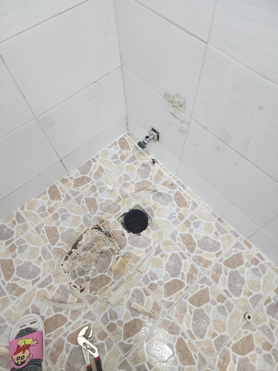 변기를 철거한 뒤 드러난 바닥 배관과 앵글밸브