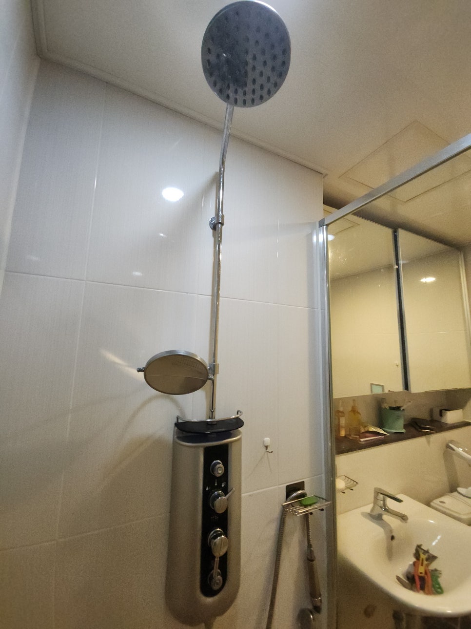 기존 해바라기 수전이 설치된 욕실 샤워 공간