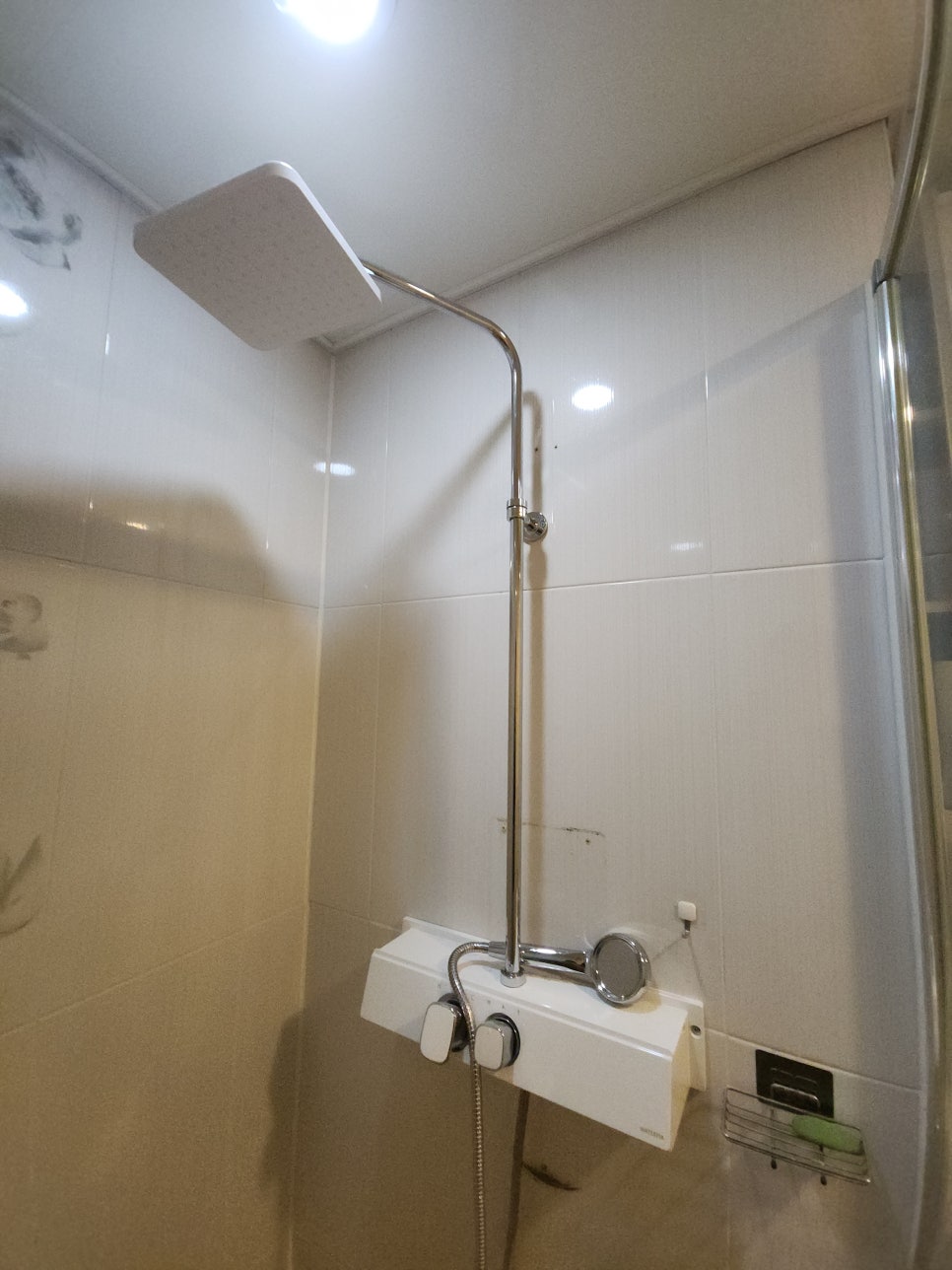 기둥과 사각 상부 헤드를 연결한 해바라기 샤워수전