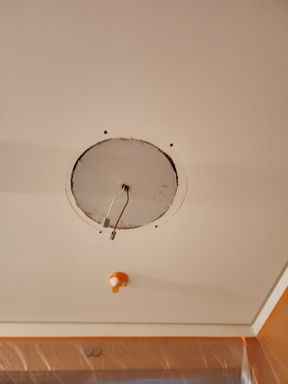 전선이 나온 채로 고정된 천장 석고보드