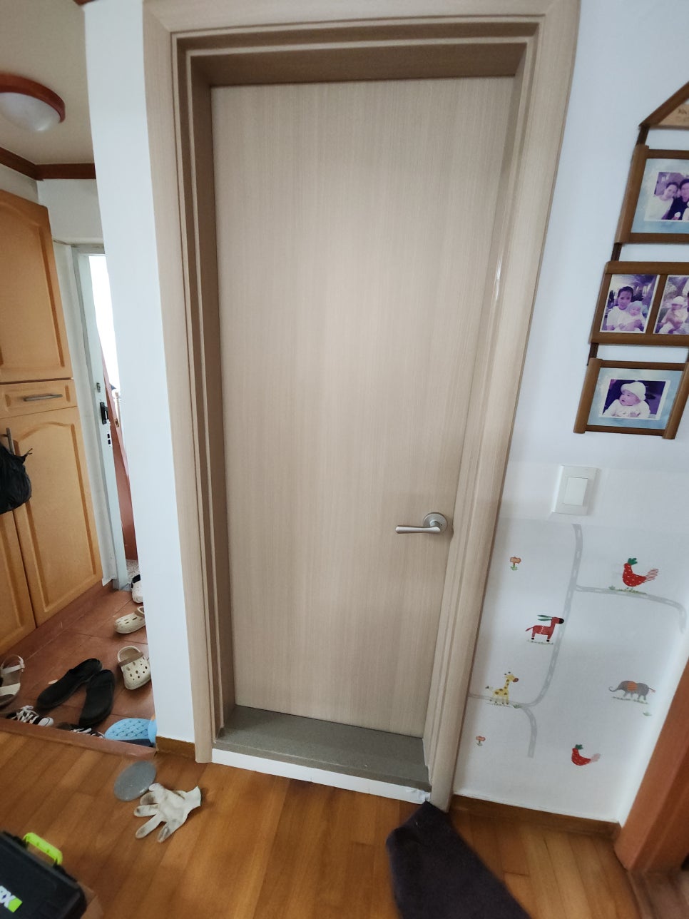 새 문짝에 경첩을 고정해 설치를 준비한 모습