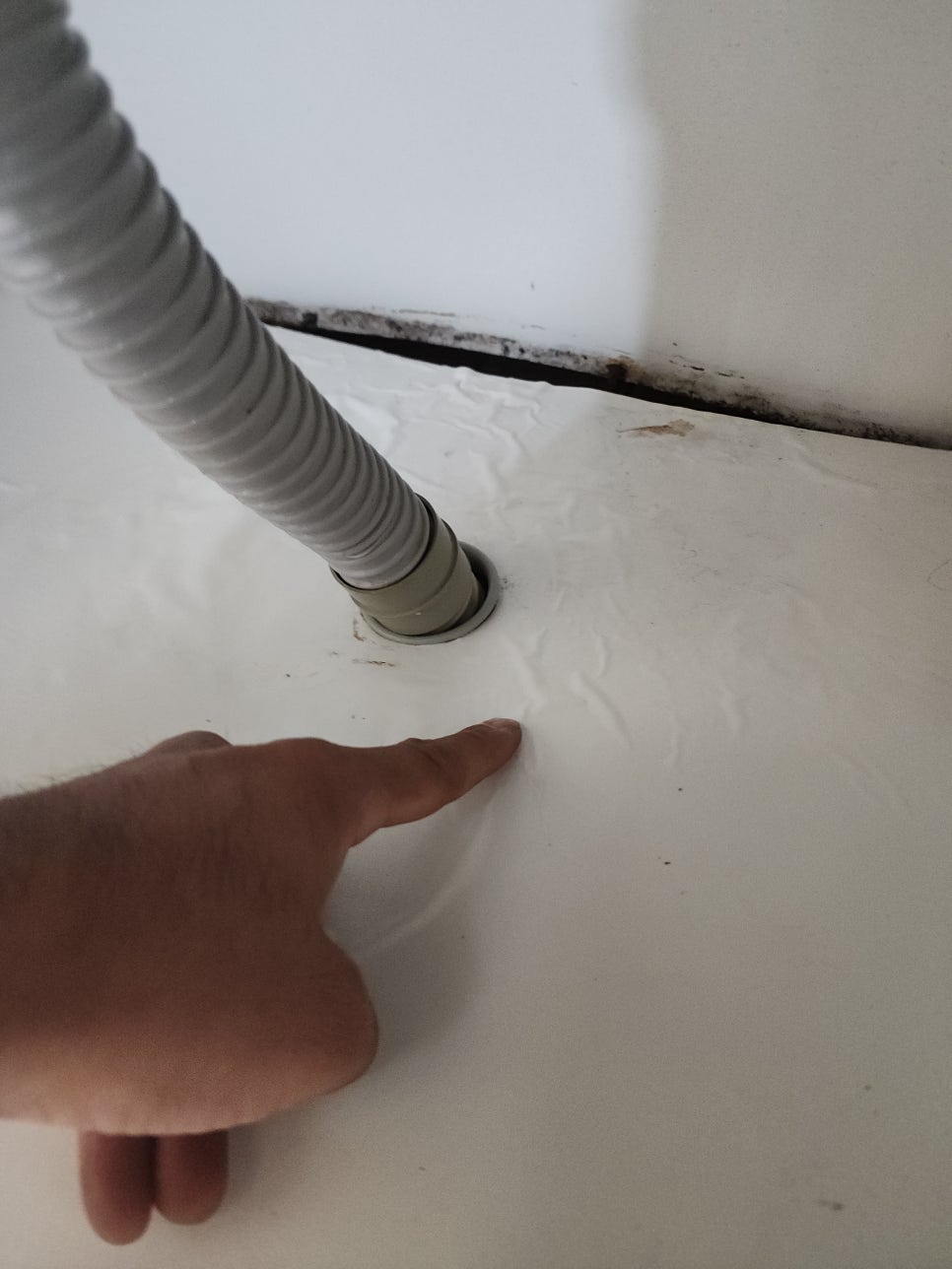 배수 호스 주변에서 부풀어 울어진 기존 하부장 밑판