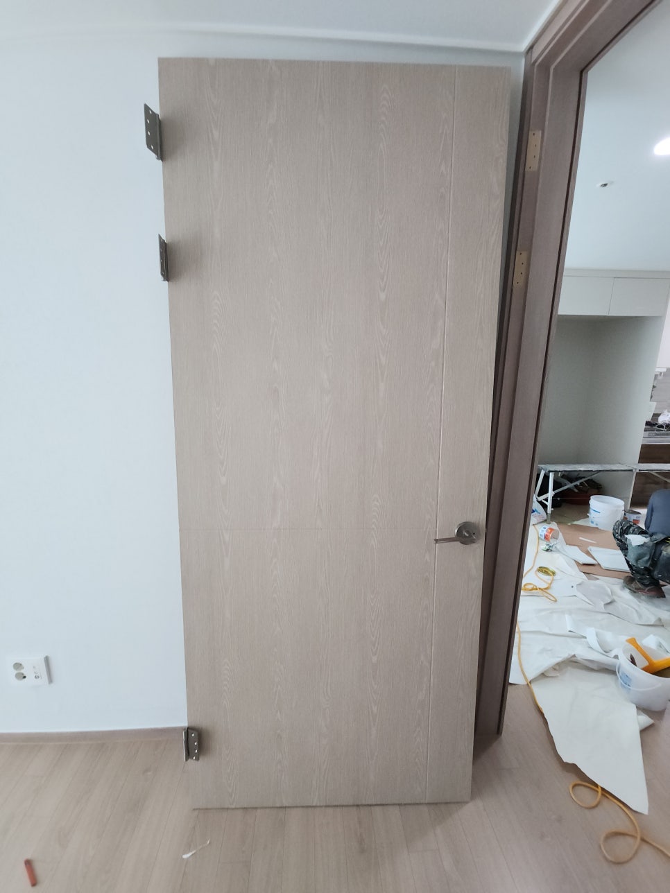 새 필름을 시공한 뒤 경첩이 남아 있는 문짝