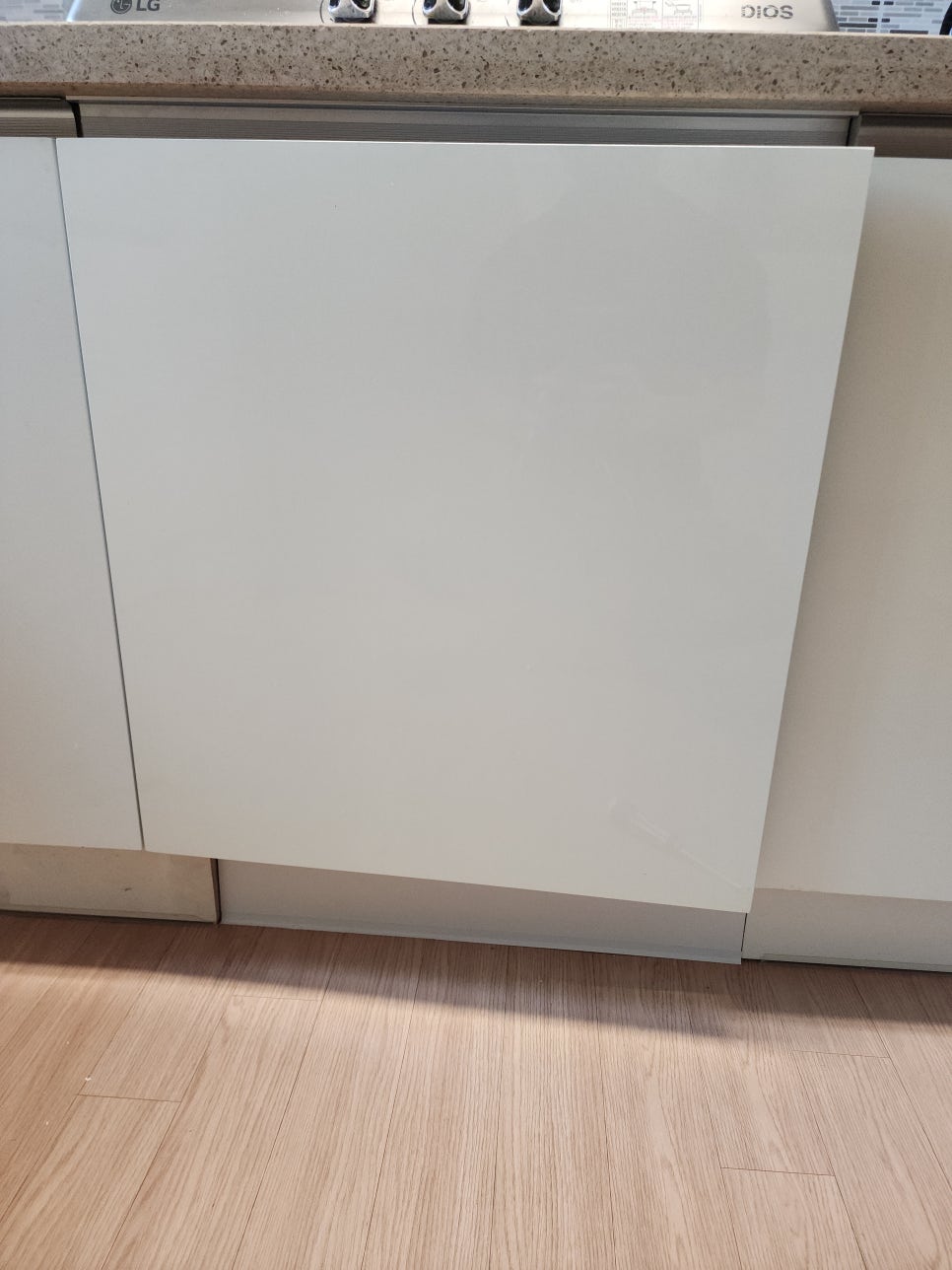 문짝을 닫아 마감 상태를 확인한 싱크대 하부장