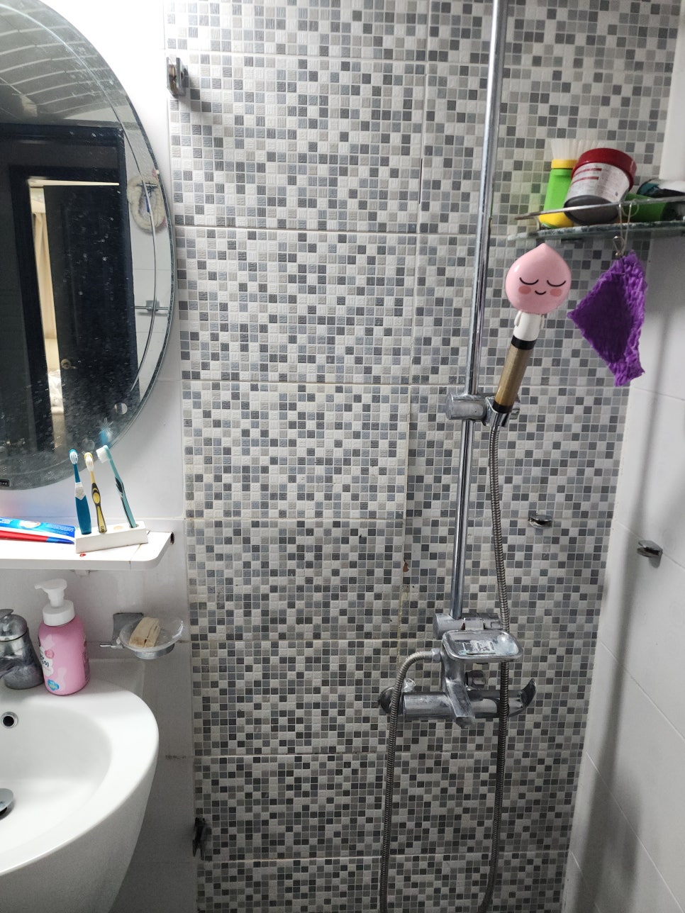 분리한 샤워 파티션 옆 벽면에 마스킹 테이프로 보양한 모습