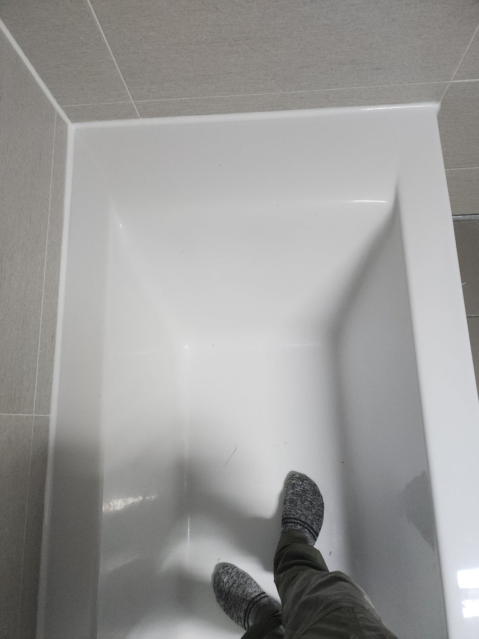 욕조와 벽타일 사이를 새 실리콘으로 마감한 전경