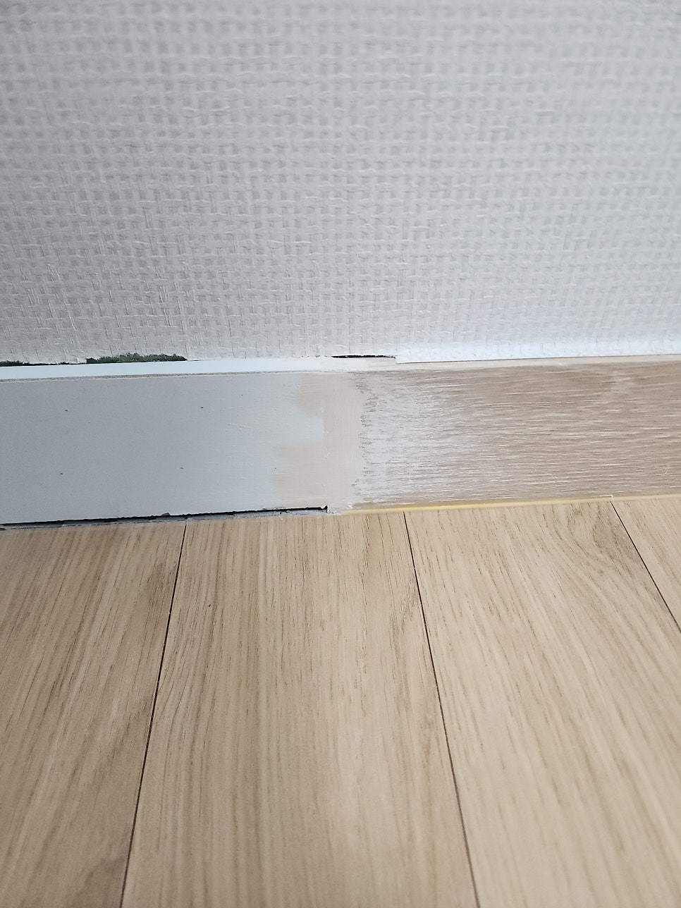 삽입한 보수용 걸레받이 연결 부위에 퍼티를 바른 상태